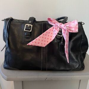 Coach black leather medium size bag with handles, zipper closure pockets inside